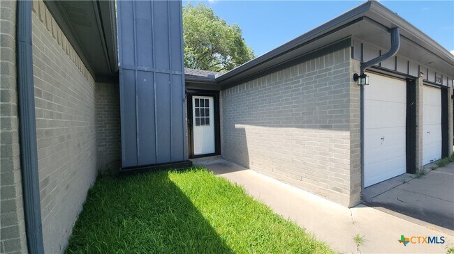 Foto del edificio - 413 Stone Gate Dr
