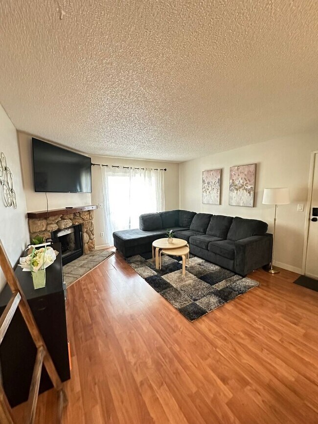 Building Photo - Bright & Updated 2Bd/1Ba Condo in Aurora