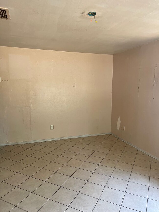 Building Photo - 547 Kemper St