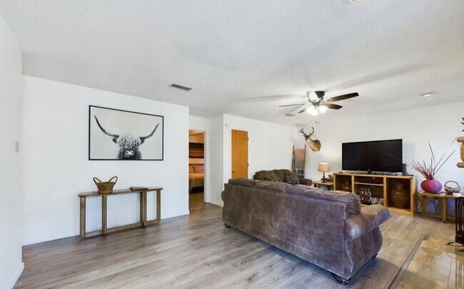 Foto del edificio - Two Bedroom, Two Bath Home With Updates