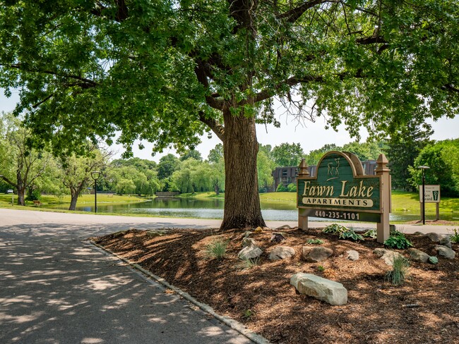 Entrada principal - Fawn Lake Apartments