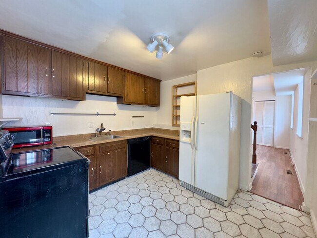 Building Photo - Charming 2 Bedroom/1 Bathroom Townhome in Baltimore, MD!