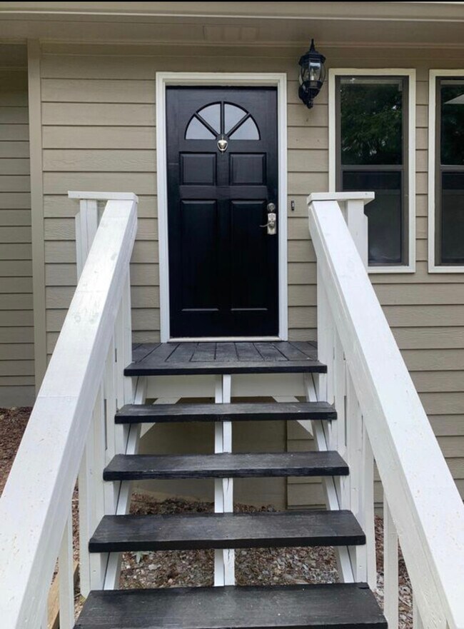 Building Photo - 211 Crabapple Ln