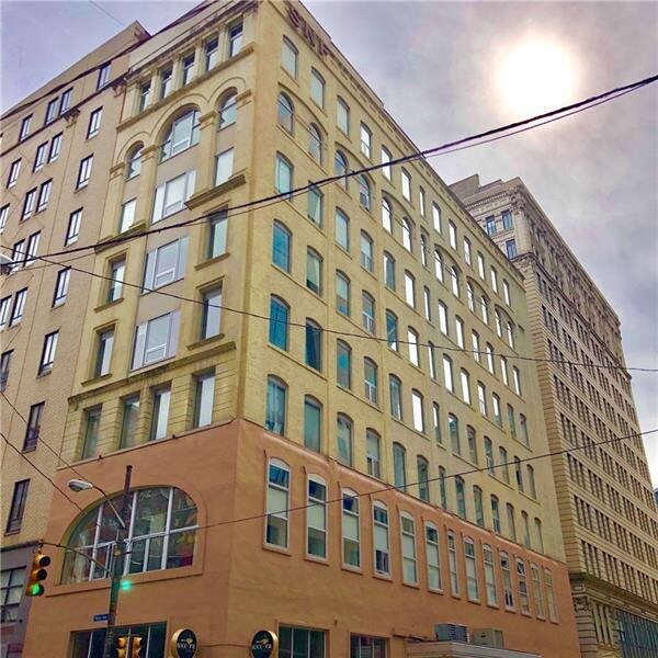 Primary Photo - Beautiful 1BR Condo Downtown!