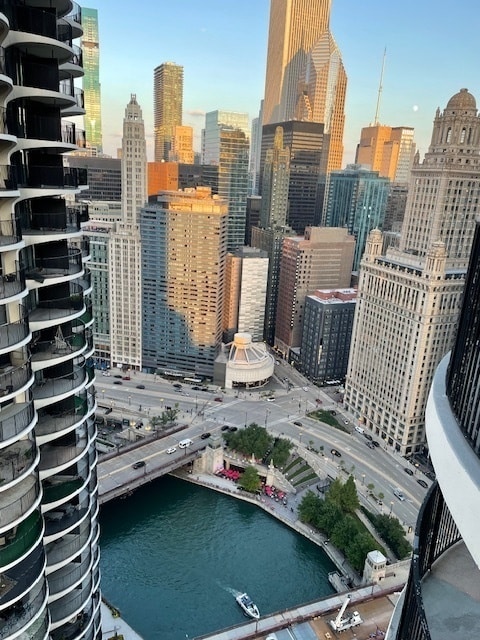Foto del edificio - 300 N State St
