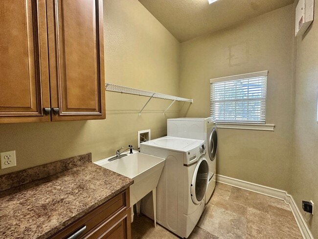 Building Photo - Spacious Haile Plantation Apartment – 3BR/...