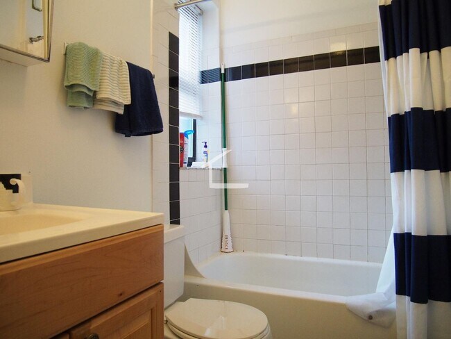 Building Photo - 9/1 Best deal in Kenmore area! 3BR in elevator building