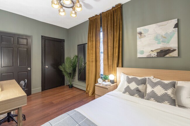 Foto del edificio - Queen room in 4-bed/1.0-bath Home