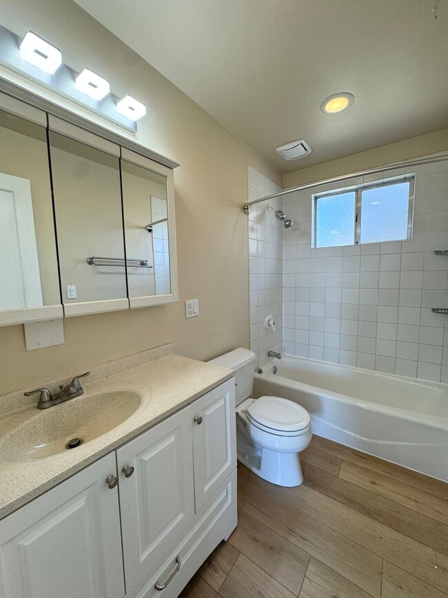 Foto del edificio - Charming Kirkland two bedroom one bath bun...