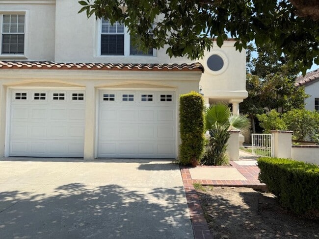 Building Photo - Spacious Home in Tustin with Main Floor Be...
