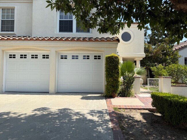 Foto del edificio - Spacious Home in Tustin with Main Floor Be...