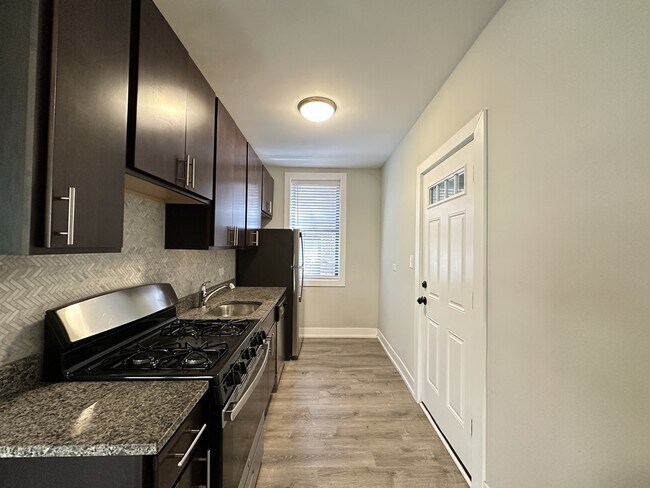Foto del edificio - 722 W Brompton Ave
