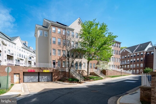 Building Photo - 2664 Manhattan Pl