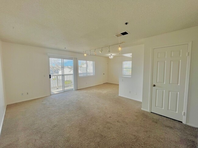 Building Photo - r287