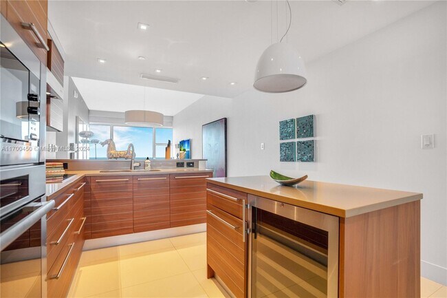 Foto del edificio - 6801 Collins Ave