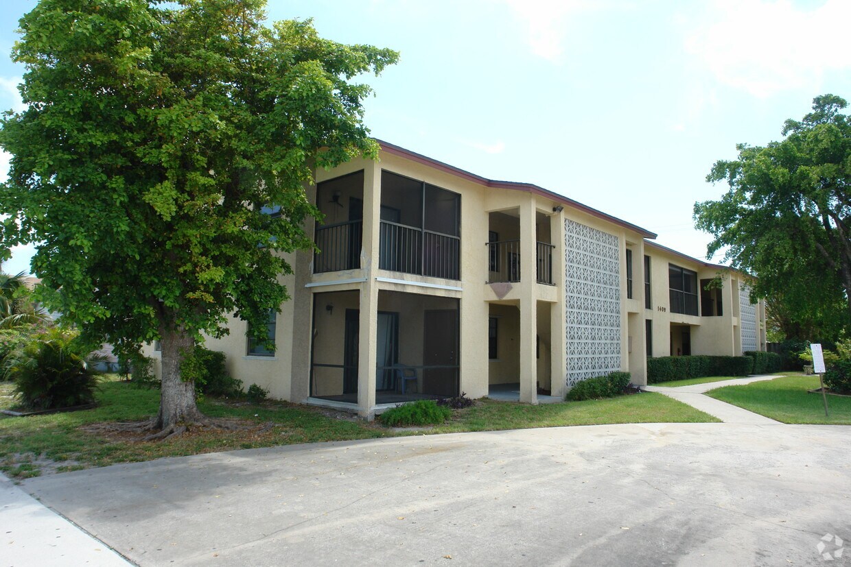 Primary Photo - Bent Palm Condominium