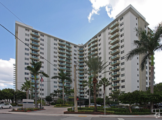 Building Photo - Residences on Hollywood