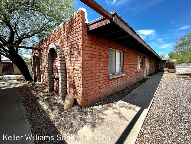 Building Photo - 2 br, 1 bath House - 2639 N Dodge Blvd
