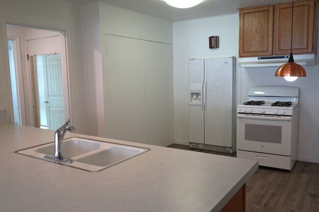 Cocina - 120 E Fern Ave
