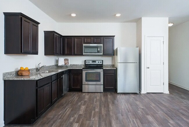 Kitchen - 305 Penn Station Way