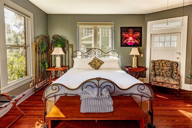 Building Photo - 205 SE 7th St