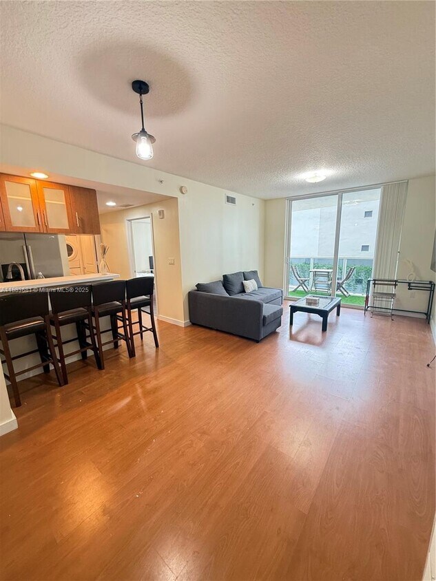 Foto principal - 601 NE 23rd St