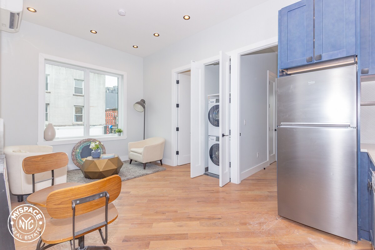 Primary Photo - 472 Lorimer St