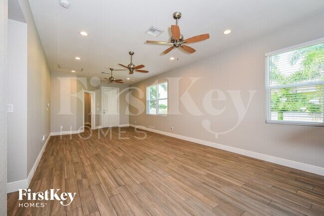 Building Photo - 405 NW 20th Pl
