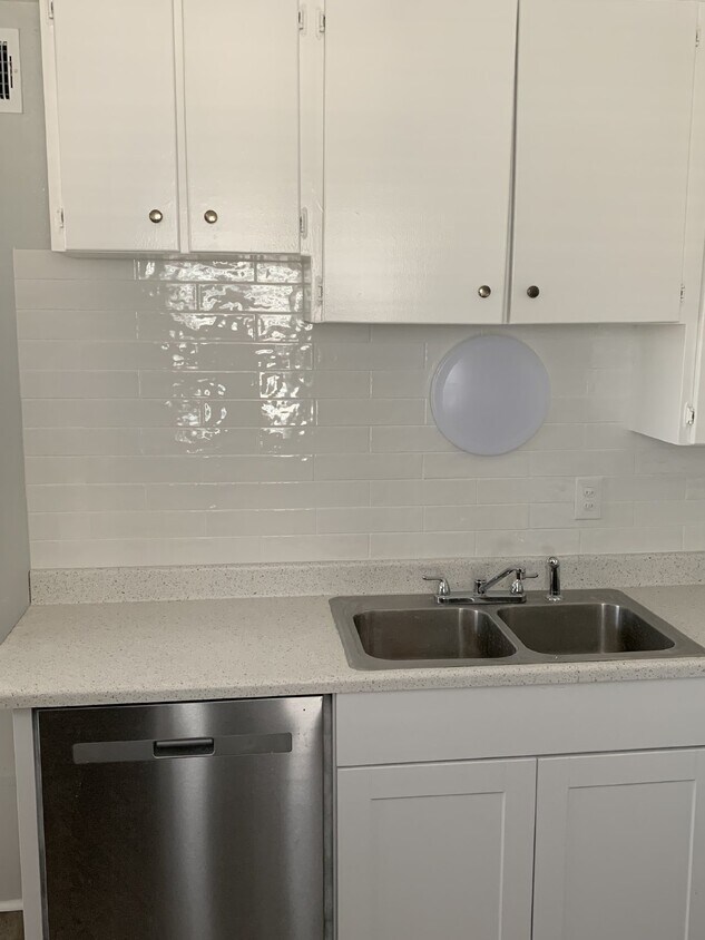 Foto principal - Cozy 2 Bedroom One Bath House For Rent