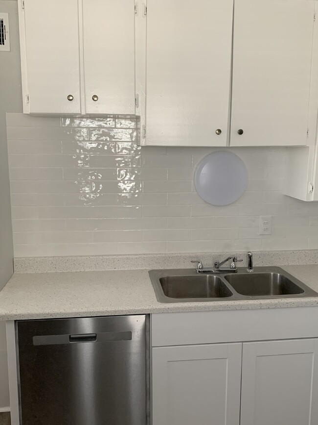 Building Photo - 3 Bedroom One Bath House for Rent