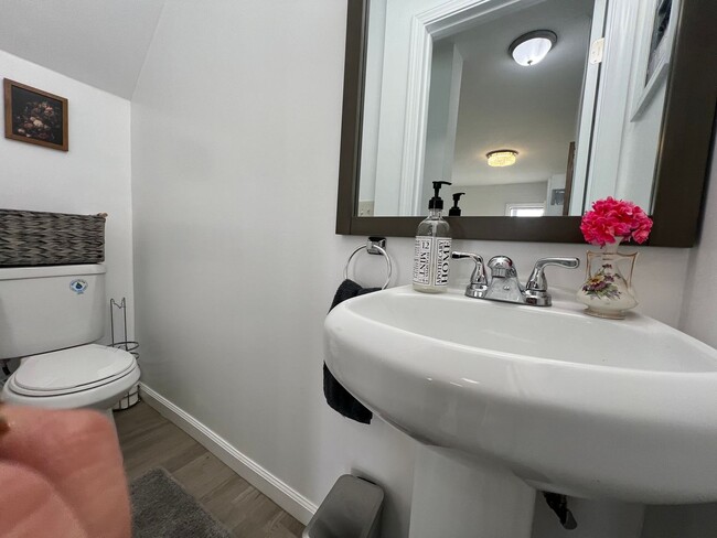 Building Photo - 3 Bedroom Available now in Oakland!