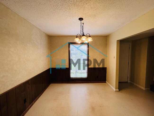 Building Photo - 62 W Elmwood Dr