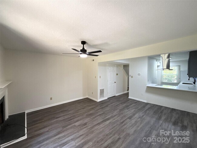 Foto del edificio - 1724 Village Lake Dr