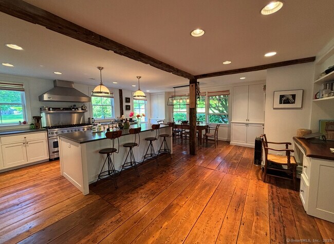 Foto del edificio - 622 Long Mountain Rd