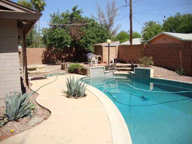 Piscina - 735 E Granada Dr