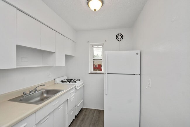 Building Photo - 618 Probasco