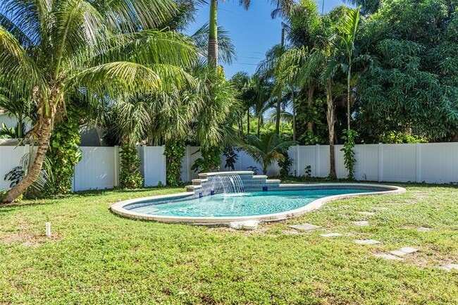 Building Photo - 936 NE 26th Ave