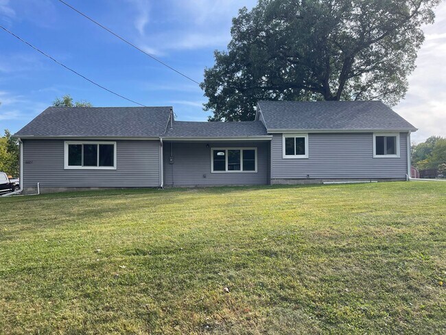 Foto del edificio - 4 Bedroom Home on 4 Acres, Crown Point Schools!