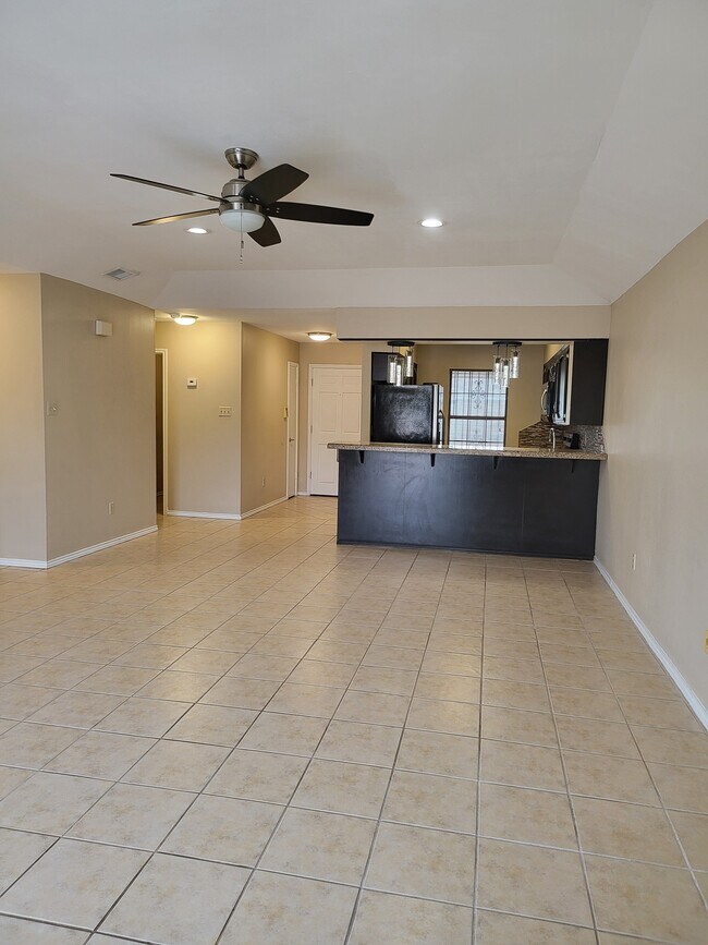 Foto del edificio - 2401 S Jackson Rd