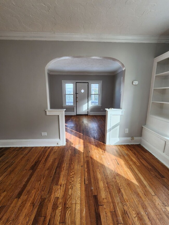 Foto del edificio - Top Floor 1 Bedroom Apartment with Private Balcony!