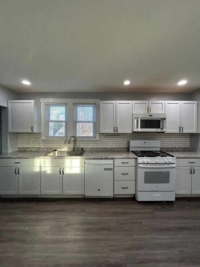 Foto del edificio - Updated & Cozy 4-Bedroom Home