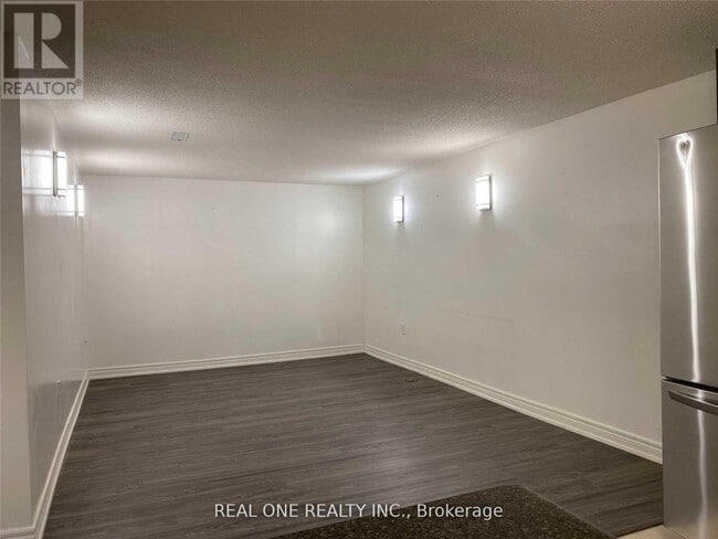 Building Photo - 73 Romfield Circuit