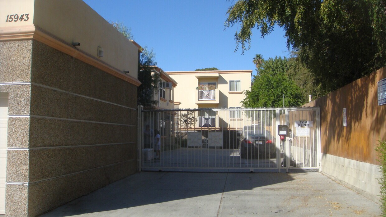 Primary Photo - 15939 Victory Blvd