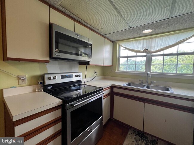 Foto del edificio - 12100 Greenway Ct
