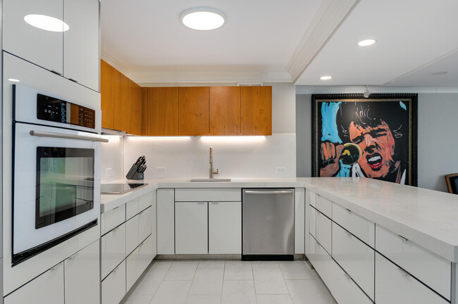 Foto del edificio - 1030 N State St