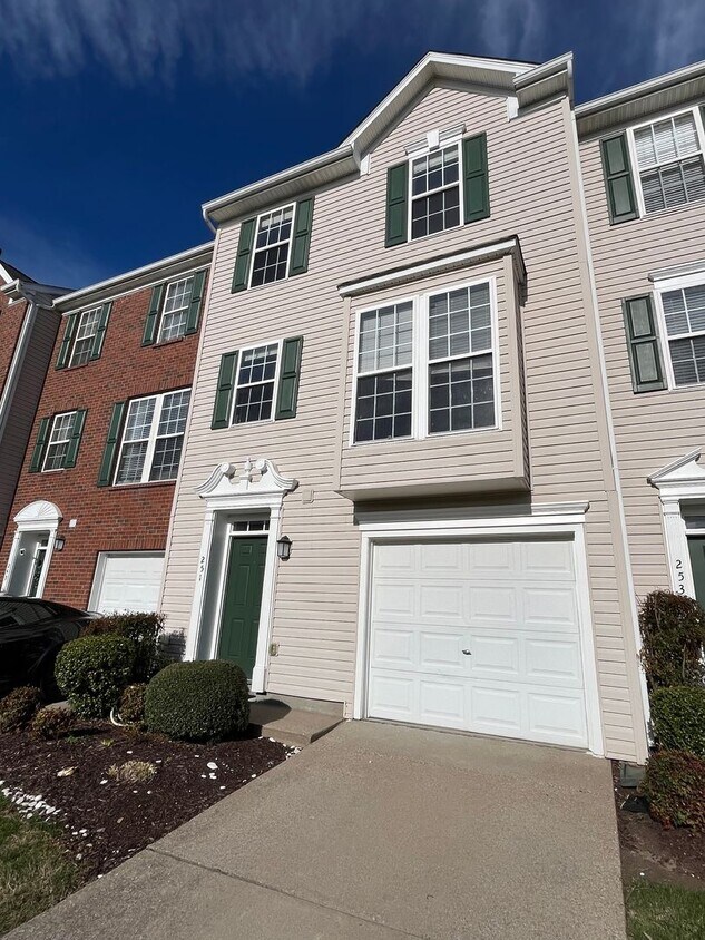 3 Bedroom/ 2.5 Bath Townhome with 1 Car Garage, Laminate Floors, Minutes to Bellevue and Nashvill... - 2 Bedroom/ 2.5 Bath Townhome with 1 Car Garage, Laminate Floors, Minutes to Bellevue and Nashvill...