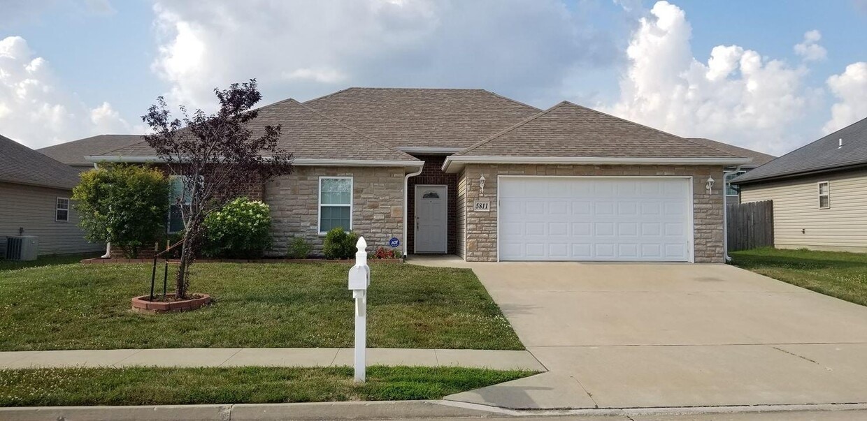 Primary Photo - 5811 Mahon Dr