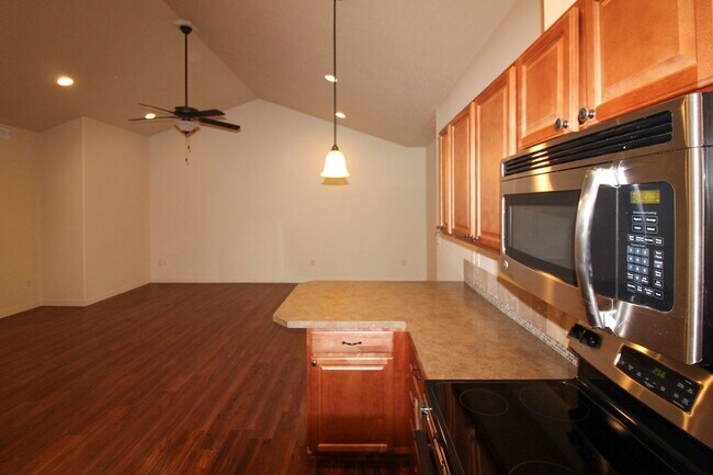 Building Photo - 2 bedroom, 2 bath townhome in Kennewick