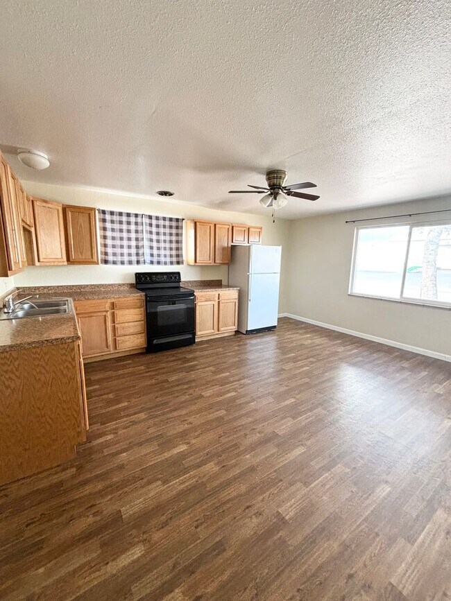 Building Photo - Spacious 2-Bedroom Home with Large Family ...