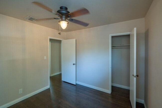 Foto del edificio - 240 N Shamrock Ave